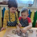 Dzieci z grupy Słoneczka wykrawają pierniczki w różnych kształtach