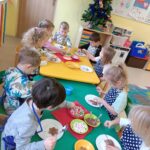 Dzieci z grupy Słoneczka ozdabiają pierniczki w różnymi kolorowymi posypkami