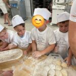 Pszczółki formują swoje bułeczki i drożdżówki