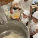 Dzieci przygotowują ciasto do wypieków