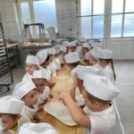 Pszczółki formują swoje bułeczki i drożdżówki