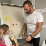 Dzieci wręczają podziękowanie za wspaniałe warsztaty