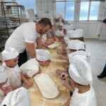 Pszczółki formują swoje bułeczki i drożdżówki