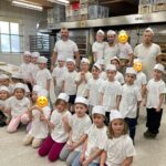 Grupa Pszczółki wraz z pracownikami Piekarni Łubowski