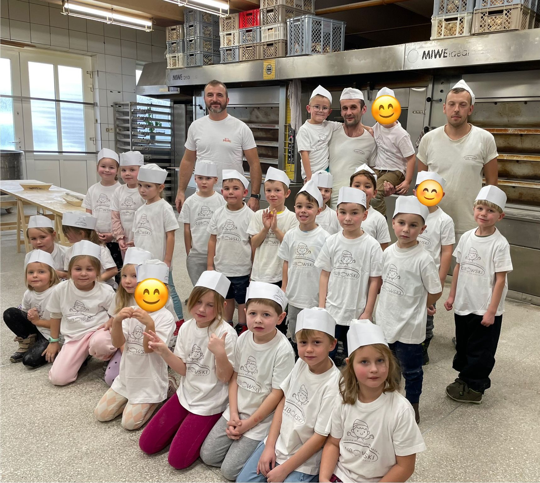 Grupa Pszczółki wraz z pracownikami Piekarni Łubowski