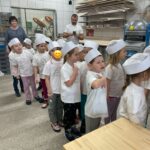 Dzieci poznają prace piekarza