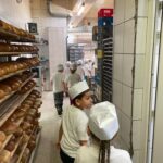 Dzieci z grupy Pszczółki zwiedzają piekarnię