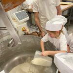 Dzieci przygotowują ciasto do wypieków