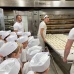 Dzieci poznają etapy powstawania pieczywa