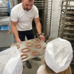 Dzieci słuchają uważnie ciekawostek związanych z pracą piekarza