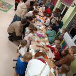 Dzieci wraz z rodzicami wykonują kartki bożonarodzeniowe