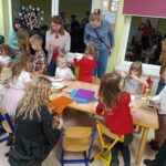Dzieci wraz z rodzicami wykazują się kreatywnością w tworzeniu kartek