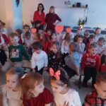 Dzieci uważnie oglądają i słuchają jasełek w wykonaniu koleżanek i kolegów z grupy Mądre Sowy