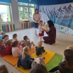 Pani Dyrektor wręcza dyplom grupie Krasnoludki