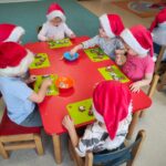 Dzieci z grupy krasnoludki ozdabiają pierniczki różnymi kolorowymi posypkami