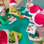 Dzieci z grupy krasnoludki ozdabiają pierniczki różnymi kolorowymi posypkami