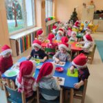 Dzieci z grupy krasnoludki ozdabiają pierniczki różnymi kolorowymi posypkami
