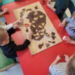 Dzieci z grupy krasnoludki wykrawają pierniczki w różnych kształtach