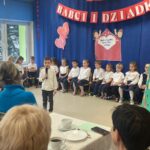 Chłopczyk recytuje wiersz