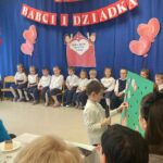 Chłopiec "maluje" bukiet dla Babci i Dziadka