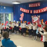 Przedszkolaki tańczą z kolorowymi chustami