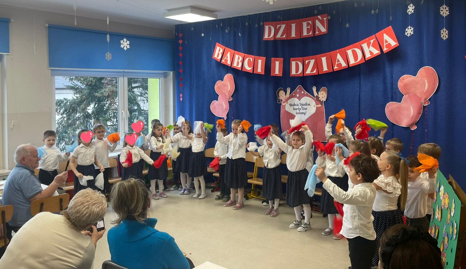 Przedszkolaki tańczą z kolorowymi chustami