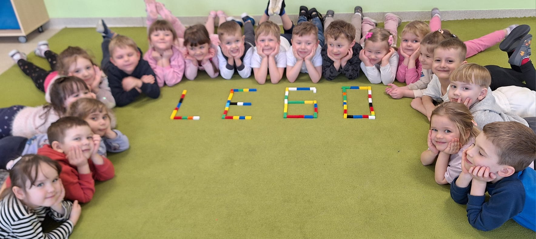 Niedźwiadki stworzyły napis Lego przy pomocy klocków