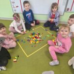 Dzieci układają prostokąt z klocków