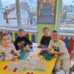 Dzieci tworzą kreatywne budowle z klocków LEGO