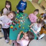 Dzieci tworzą kreatywne budowle z klocków LEGO