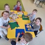 Dzieci tworzą kreatywne budowle z klocków LEGO