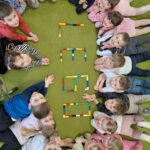 Niedźwiadki stworzyły napis Lego przy pomocy klocków