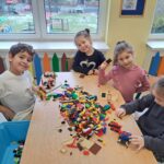 Pszczółki bawią się klockami Lego