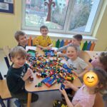 Dzieci wykonują kreatywne budowle