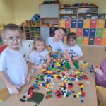 Dzieci rozwijają swoją kreatywność dzięki zabawie klockami LEGO