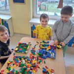 Chłopcy tworzą niezwykłe konstrukcje z LEGO