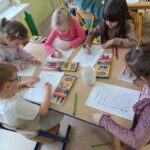 Dzieci wykonują zakodowane zadanie