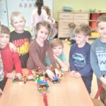 Dzieci bawią się kreatywnie klockami Lego