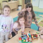 Dziewczynki przedstawiają swoją budowlę