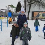Chłopcy lepią bałwana