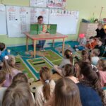 Dzieci słuchają opowiadania „O Nieśmiałym kreciku Bartku”