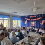 Babcie i dziadkowie podziwiają występ swoich wnuków
