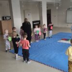 Przywitanie się dzieci z Cedolinkiem