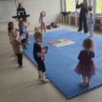 Dzieci podczas zabawy muzyczno-ruchowej z wykorzystaniem grzechotek
