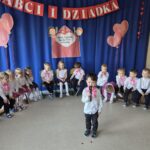 Chłopiec z grupy Krasnoludki recytuje wiersz