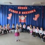 Chłopiec z grupy Krasnoludki recytuje wiersz