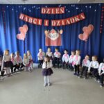 Dziewczynka recytuje wiersz