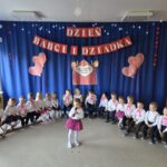 Dziewczynka recytuje wiersz