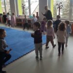 Dzieci podczas zabawy muzyczno-ruchowej z wykorzystaniem grzechotek