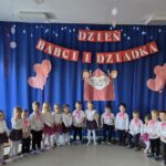 Dzieci z grupy Krasnoludki śpiewają wspólnie piosenką